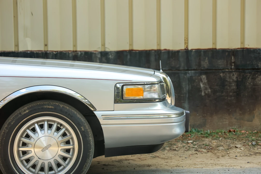 1996 Lincoln Town Car - Image 9 of 31