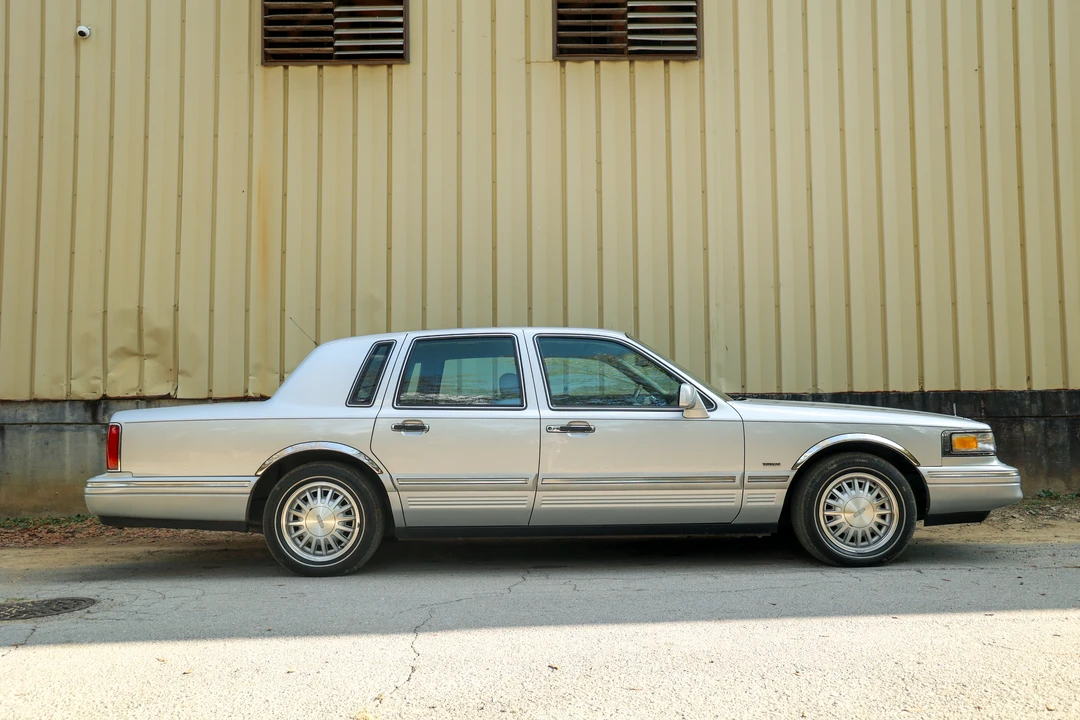 1996 Lincoln Town Car - Image 3 of 31