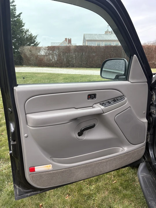2005 Chevrolet Suburban 9th Gen - Image 10 of 12