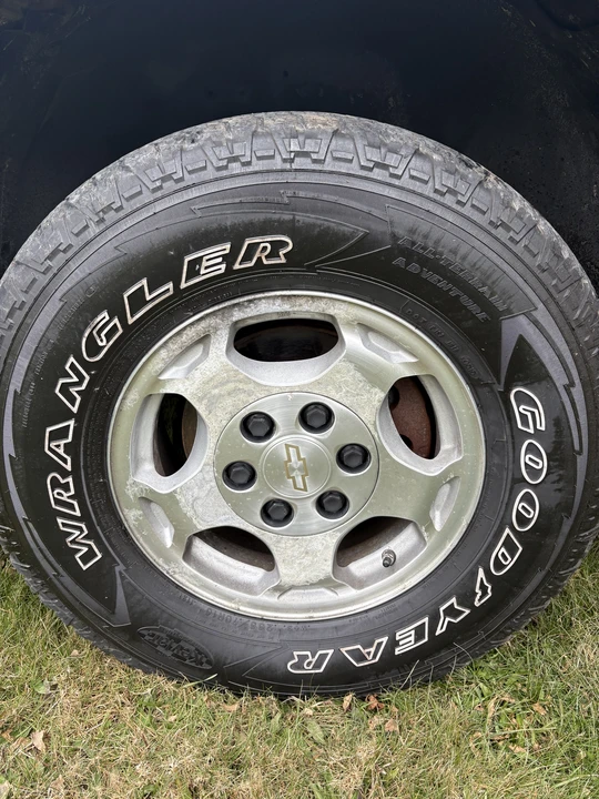 2005 Chevrolet Suburban 9th Gen - Image 8 of 12