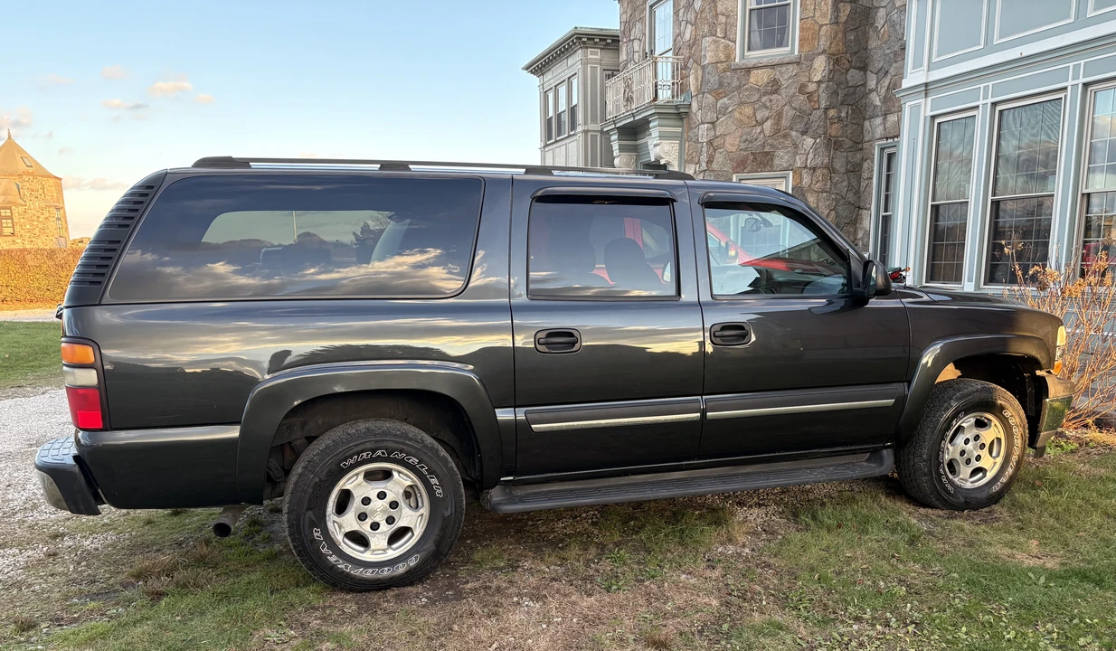 2005 Chevrolet Suburban 9th Gen - Image 3 of 12
