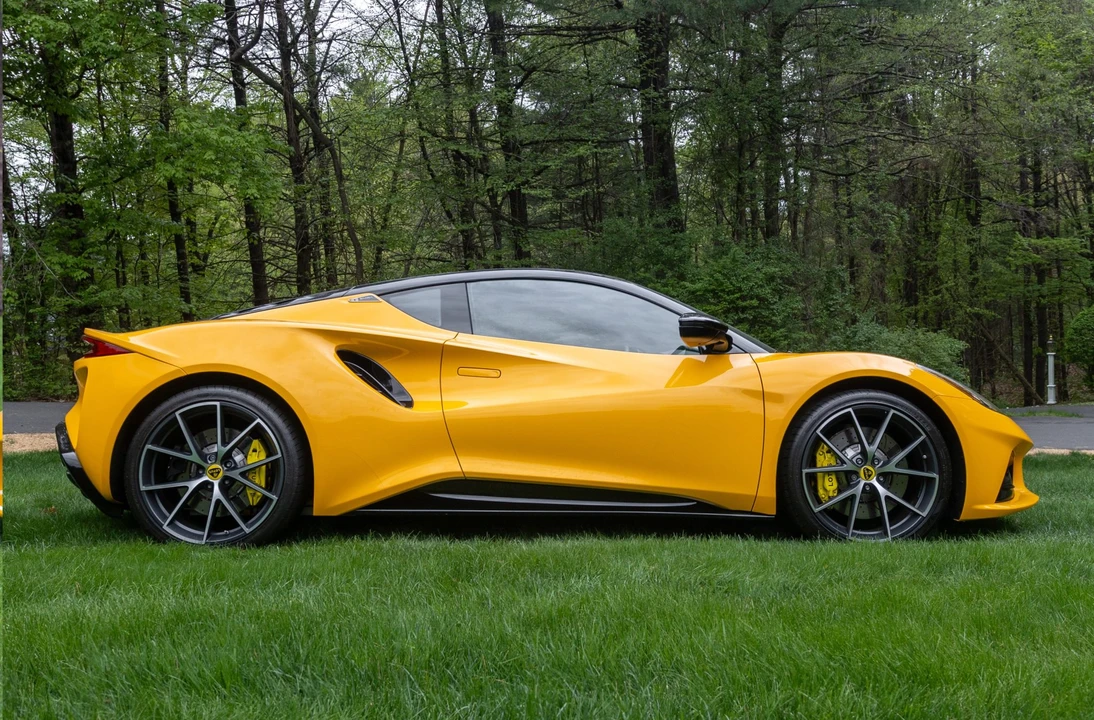 2024 Lotus Emira - Image 15 of 31
