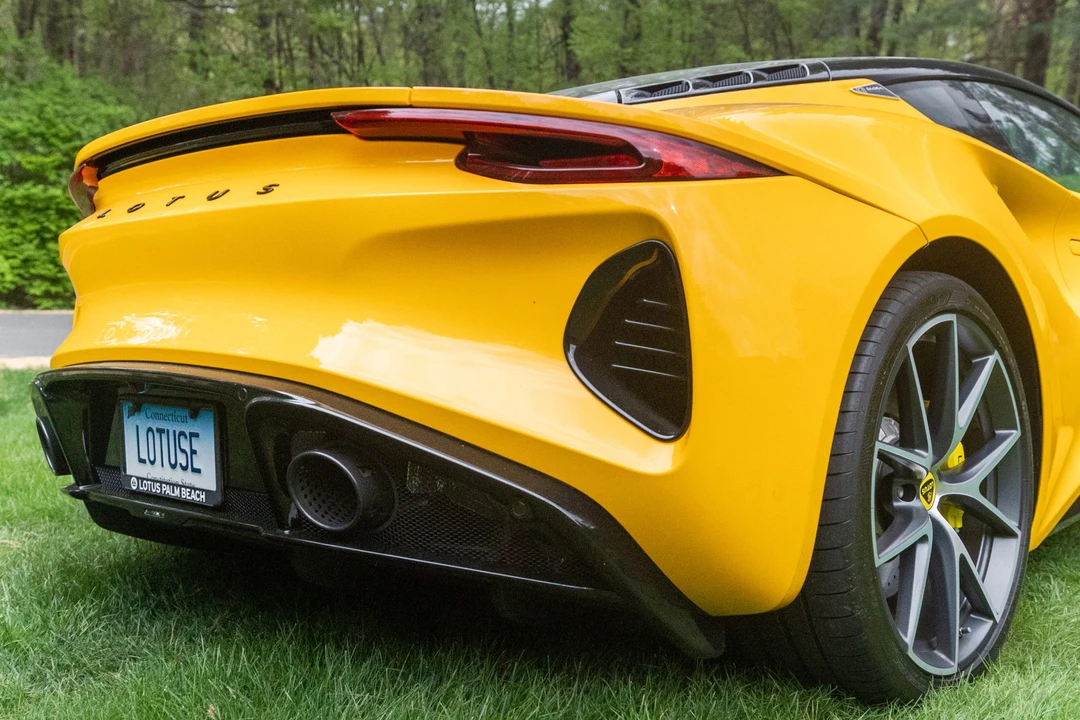 2024 Lotus Emira - Image 29 of 31