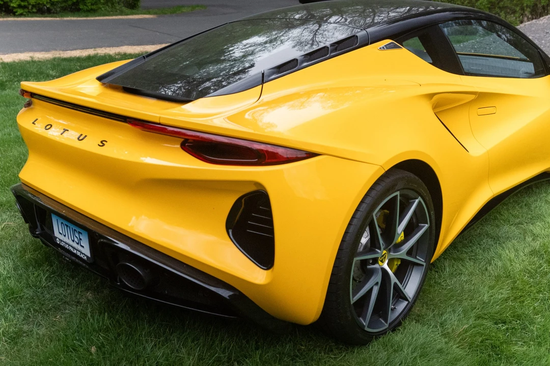 2024 Lotus Emira - Image 28 of 31