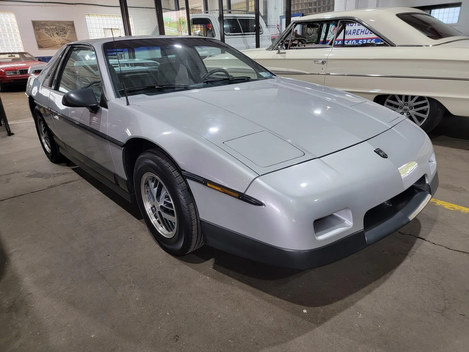 1987 Pontiac Fiero - Image 21 of 31