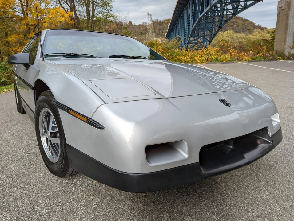 1987 Pontiac Fiero - Image 9 of 31