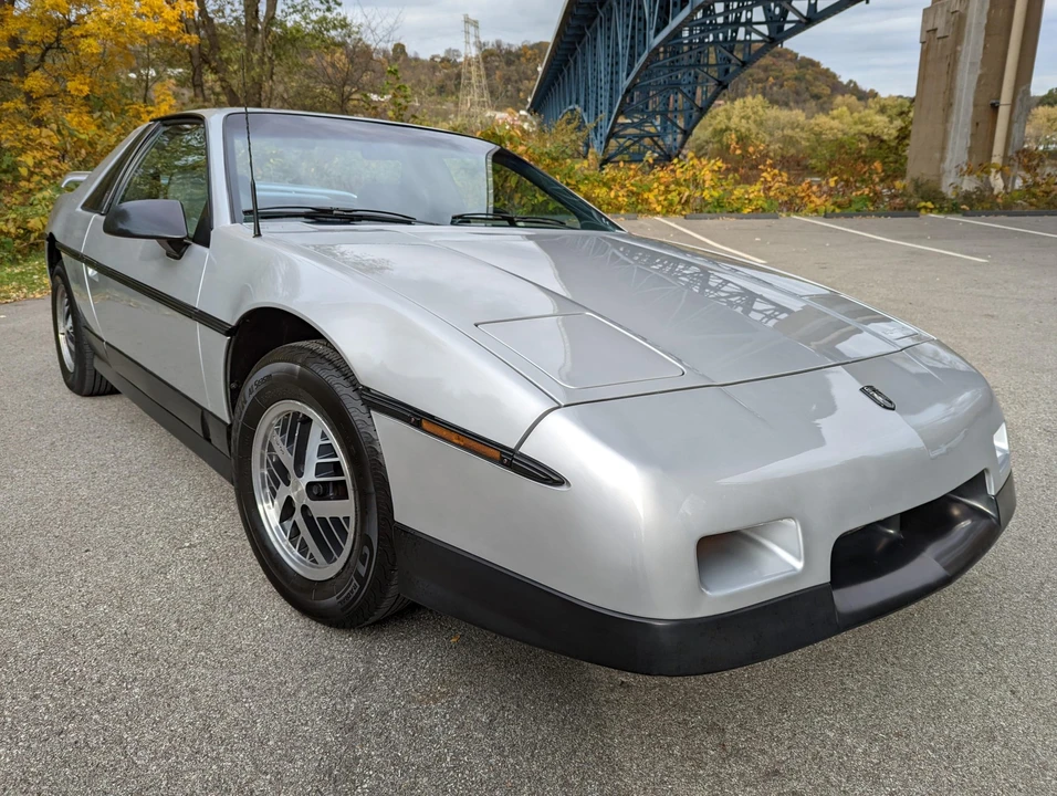 1987 Pontiac Fiero - Image 13 of 31