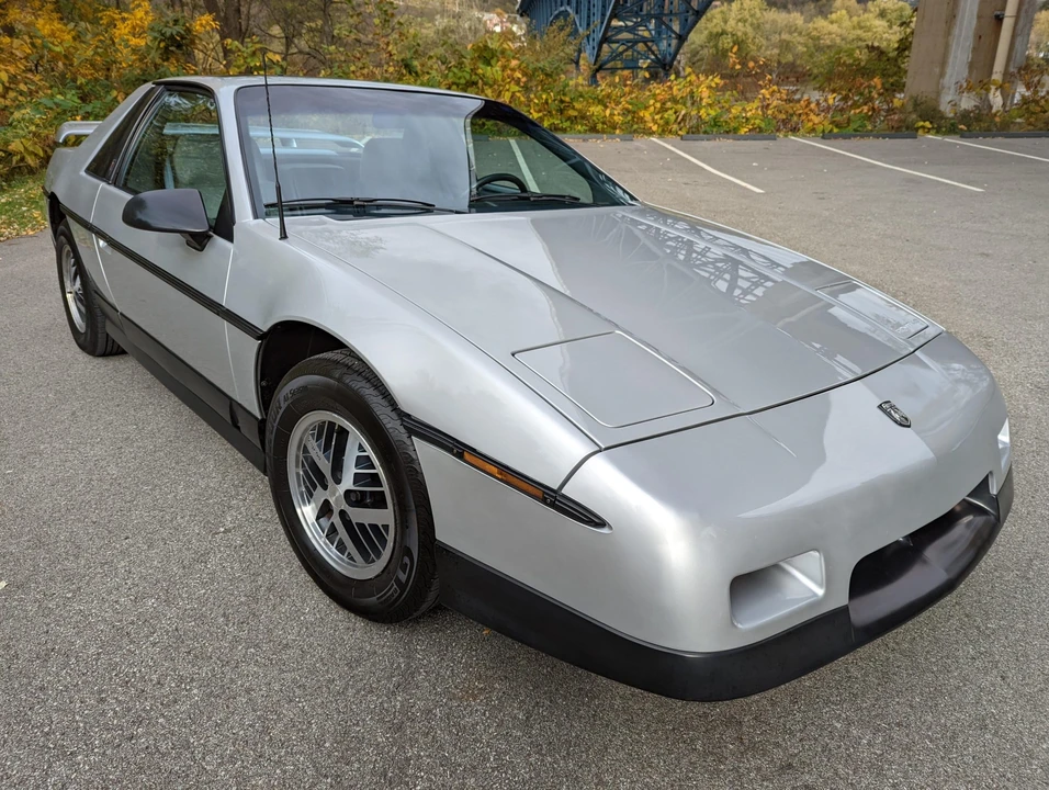 1987 Pontiac Fiero - Image 17 of 31