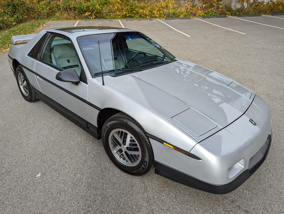 1987 Pontiac Fiero - Image 18 of 31