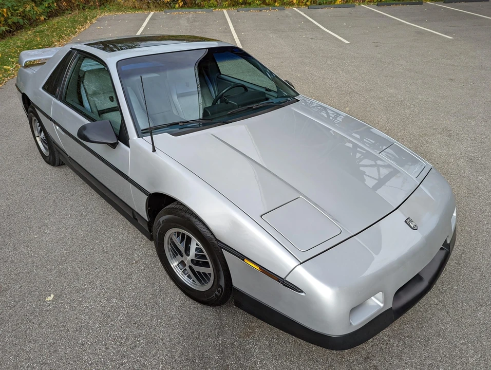1987 Pontiac Fiero - Image 19 of 31