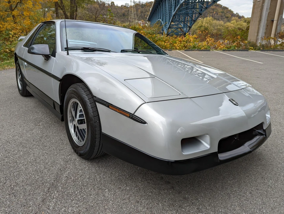 1987 Pontiac Fiero - Image 14 of 31