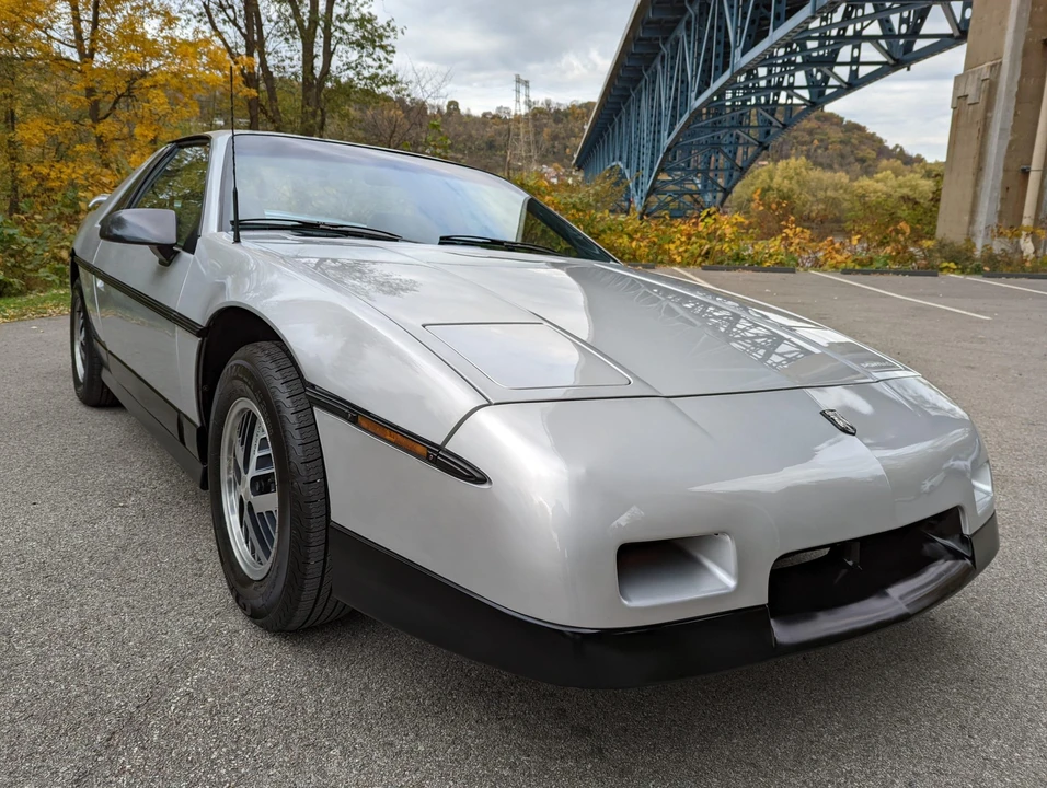 1987 Pontiac Fiero - Image 15 of 31