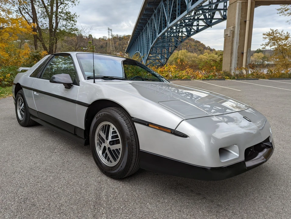 1987 Pontiac Fiero - Image 22 of 31