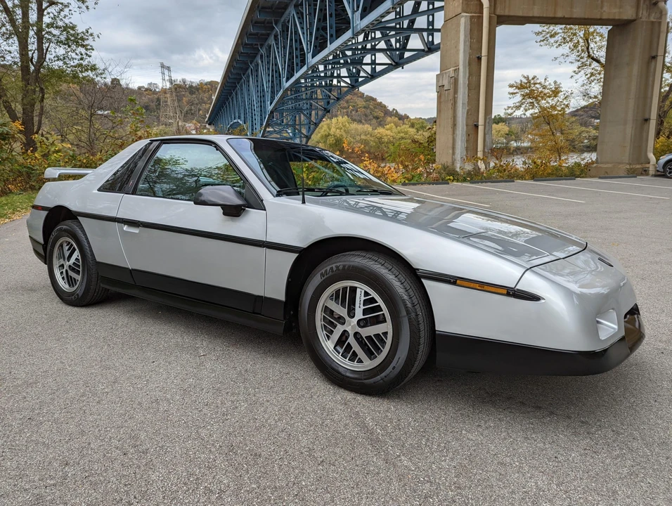 1987 Pontiac Fiero - Image 23 of 31