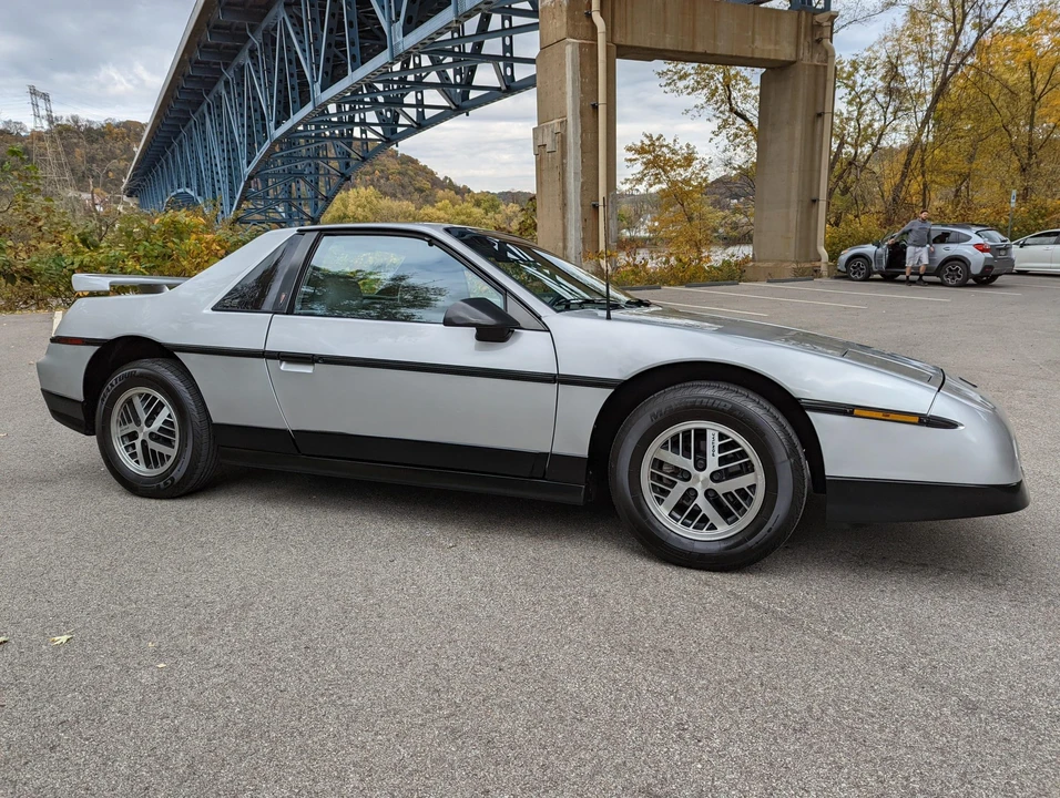 1987 Pontiac Fiero - Image 24 of 31