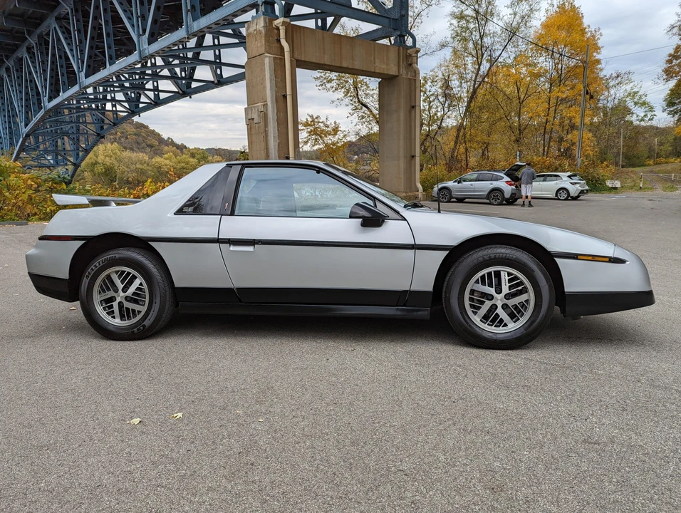 1987 Pontiac Fiero - Image 25 of 31