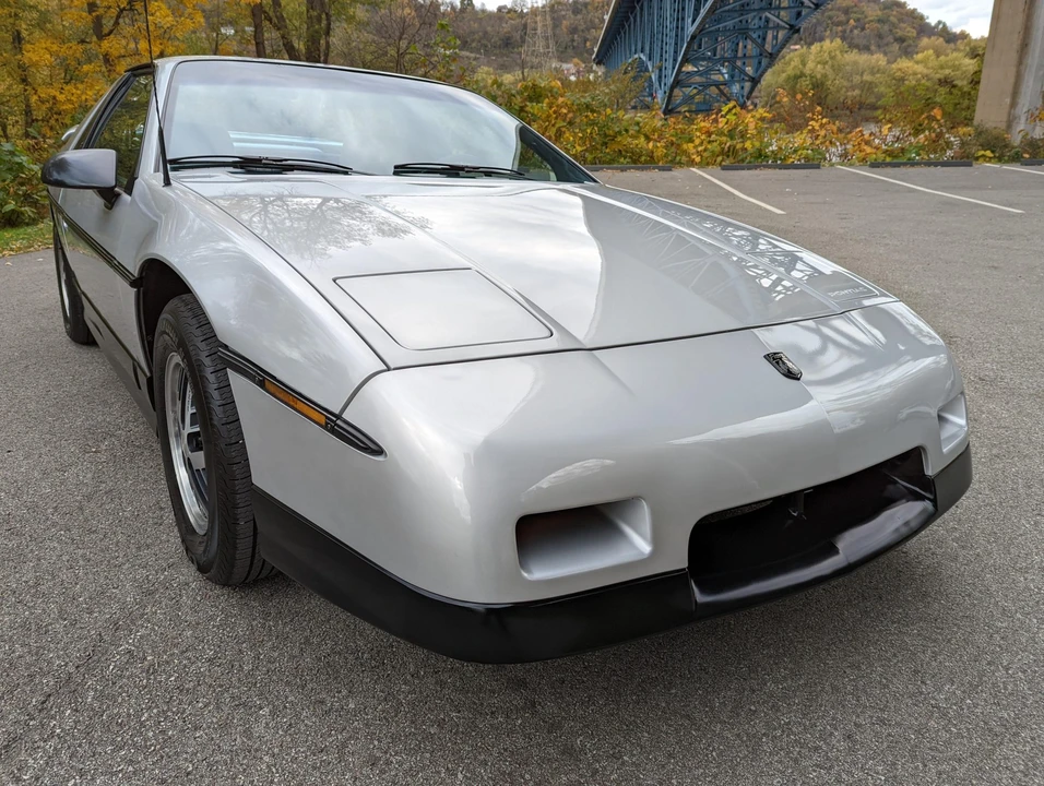 1987 Pontiac Fiero - Image 11 of 31