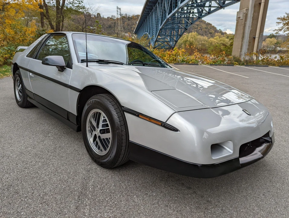 1987 Pontiac Fiero - Image 12 of 31