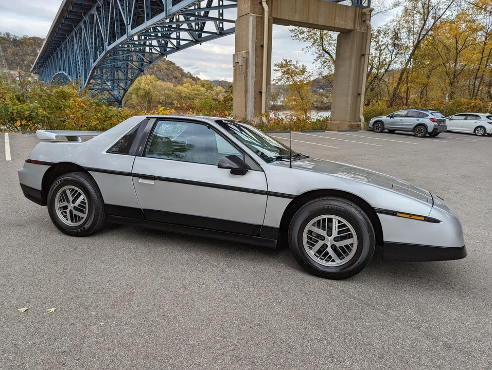 1987 Pontiac Fiero - Image 26 of 31