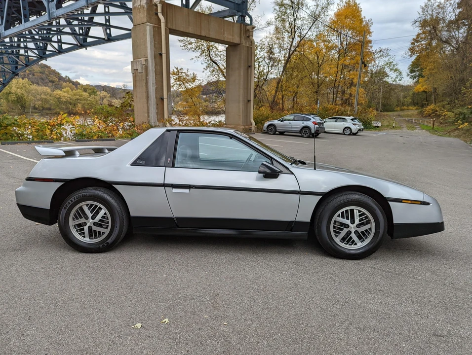 1987 Pontiac Fiero - Image 27 of 31