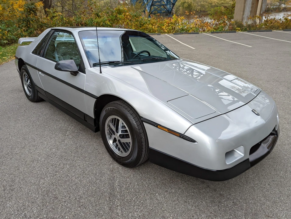 1987 Pontiac Fiero - Image 16 of 31