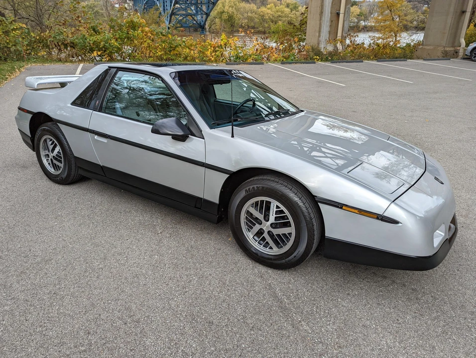 1987 Pontiac Fiero - Image 28 of 31
