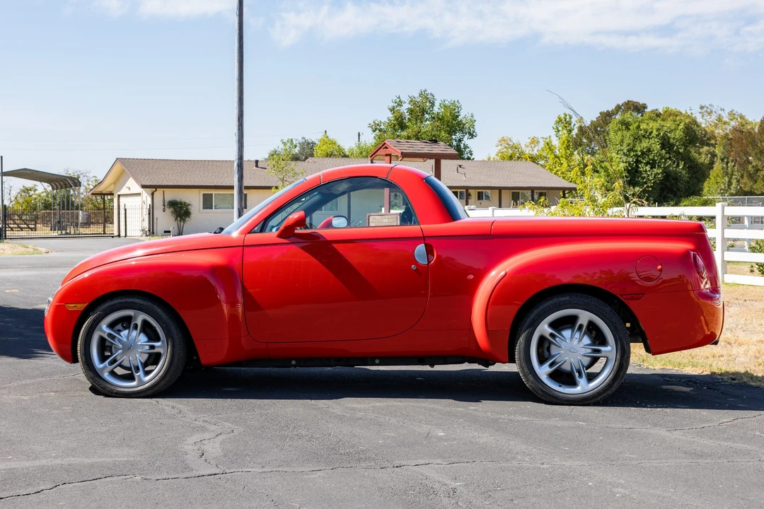 2004 Chevrolet SSR - Image 2 of 31