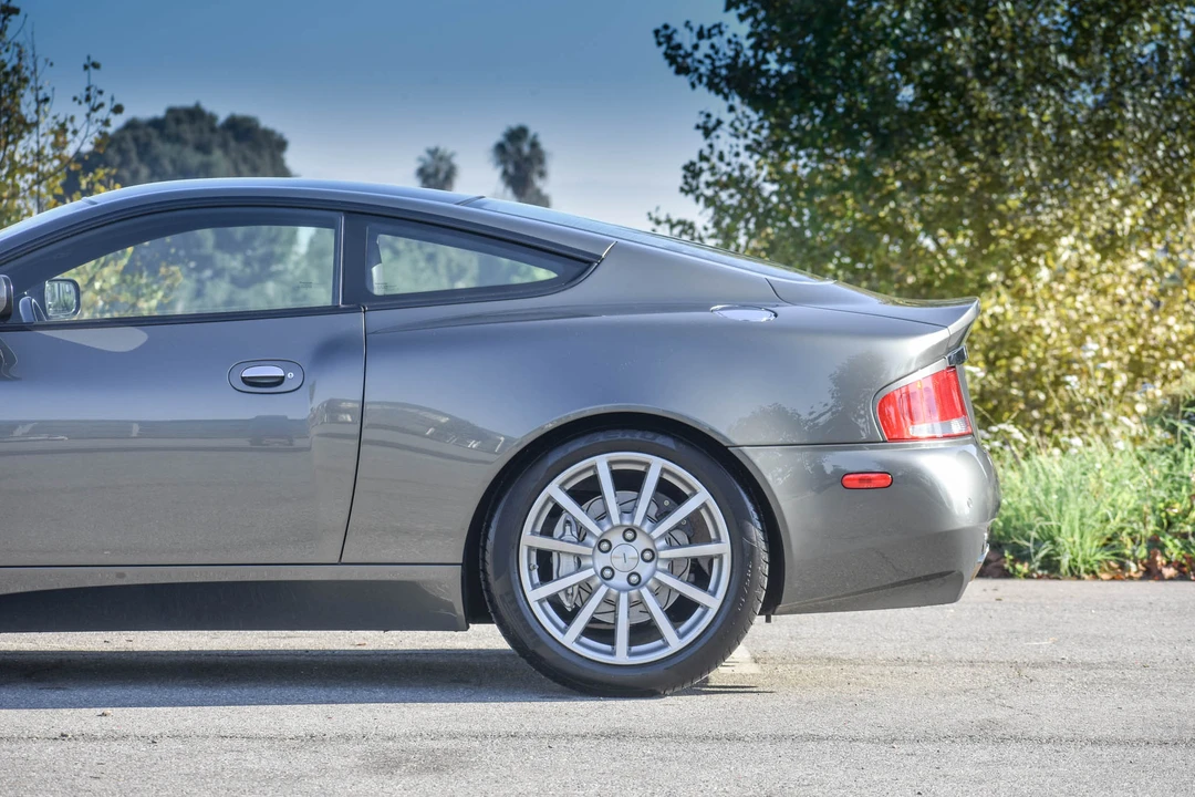 2005 Aston Martin Vanquish 1st Gen - Image 24 of 31