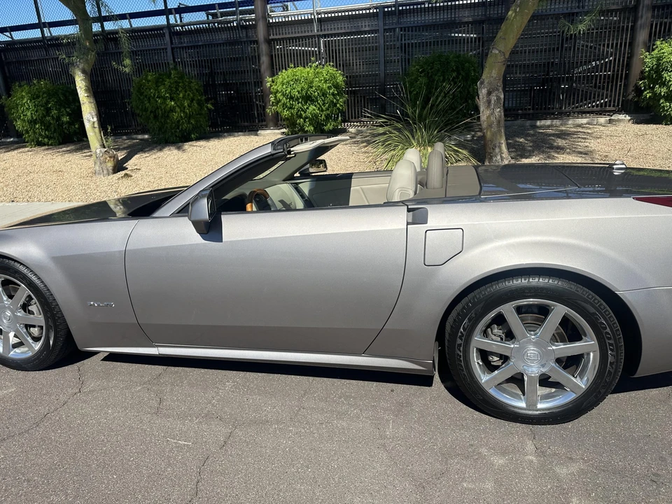 2005 Cadillac XLR - Image 8 of 31