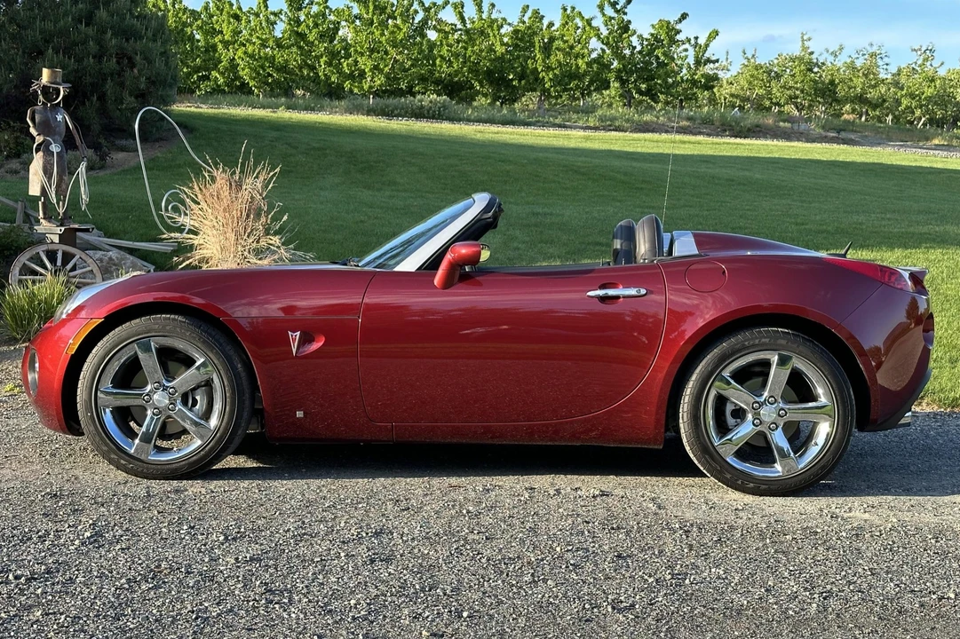 2009 Pontiac Solstice GXP - Image 2 of 31