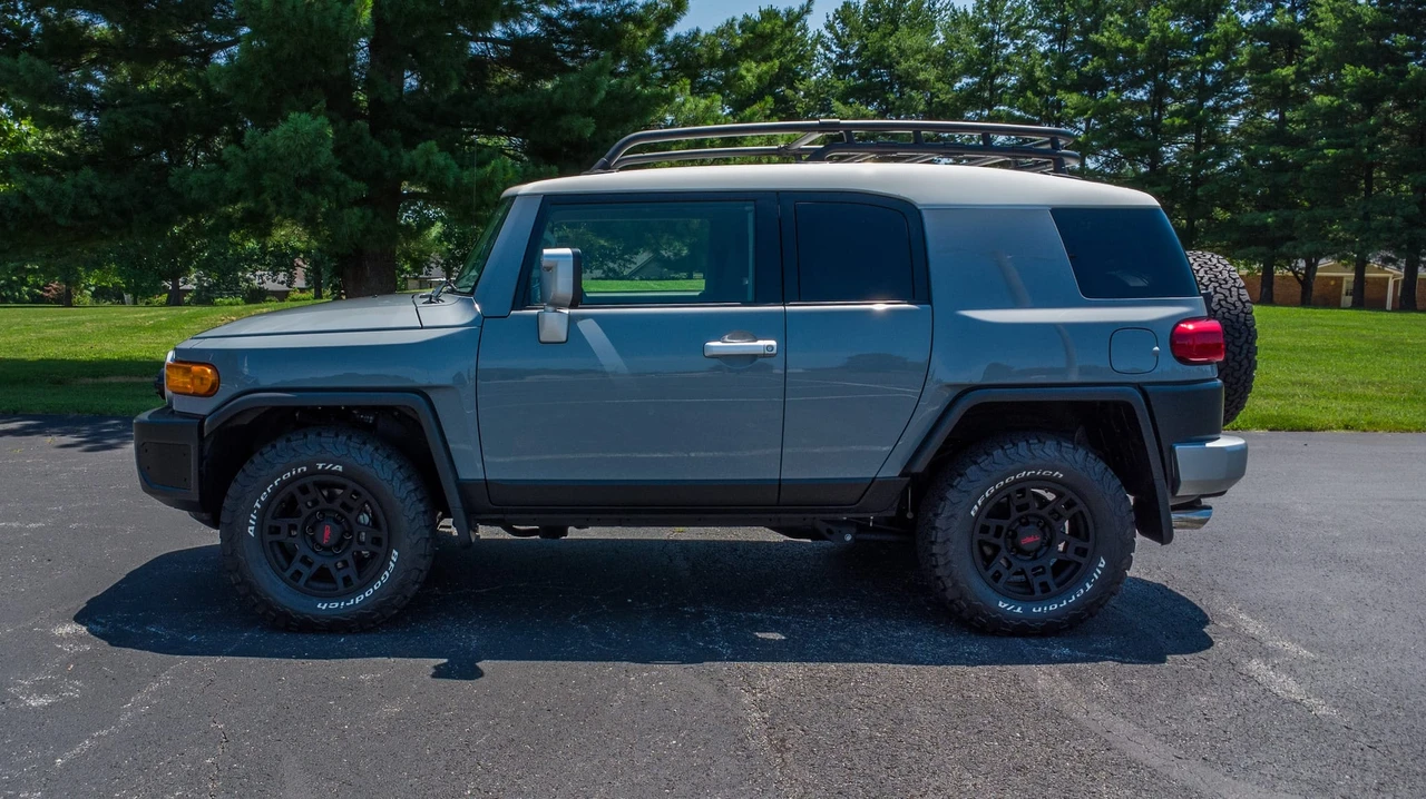 2014 Toyota FJ Cruiser - Image 19 of 31