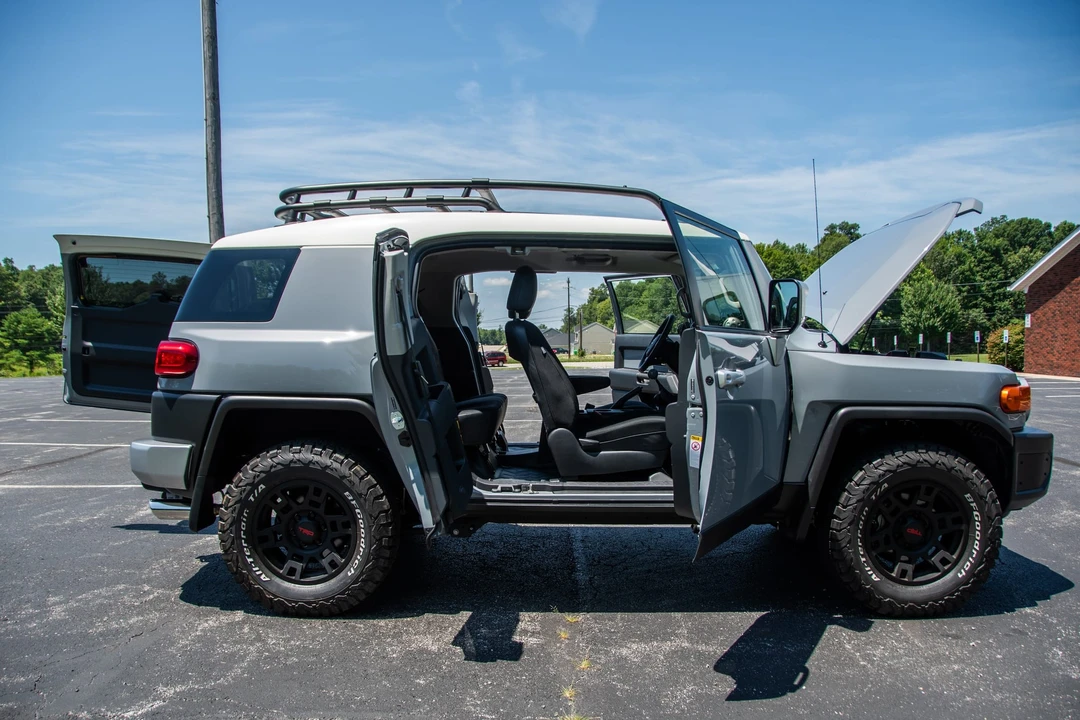2014 Toyota FJ Cruiser - Image 10 of 31