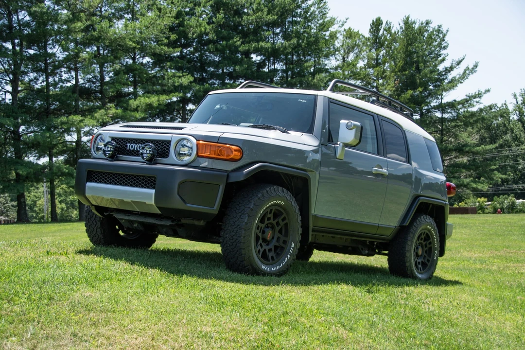 2014 Toyota FJ Cruiser - Image 2 of 31