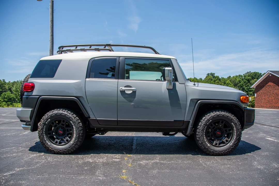 2014 Toyota FJ Cruiser - Image 8 of 31