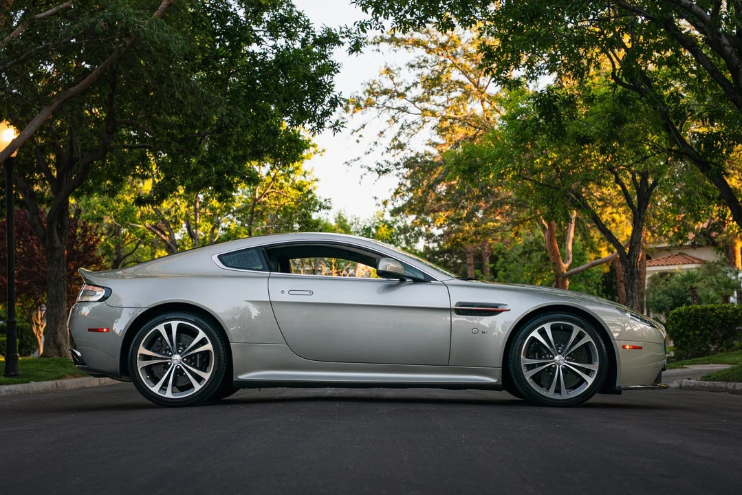 2017 Aston Martin V12 Vantage (2010-2018) - Image 10 of 31