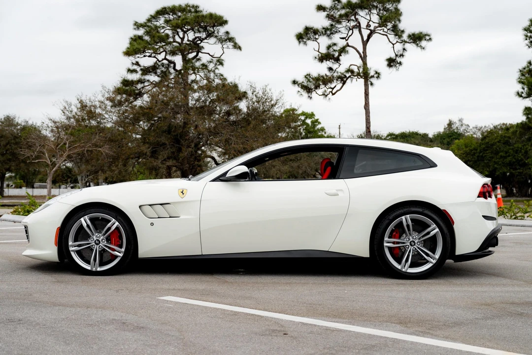 2017 Ferrari GTC4Lusso - Image 5 of 31