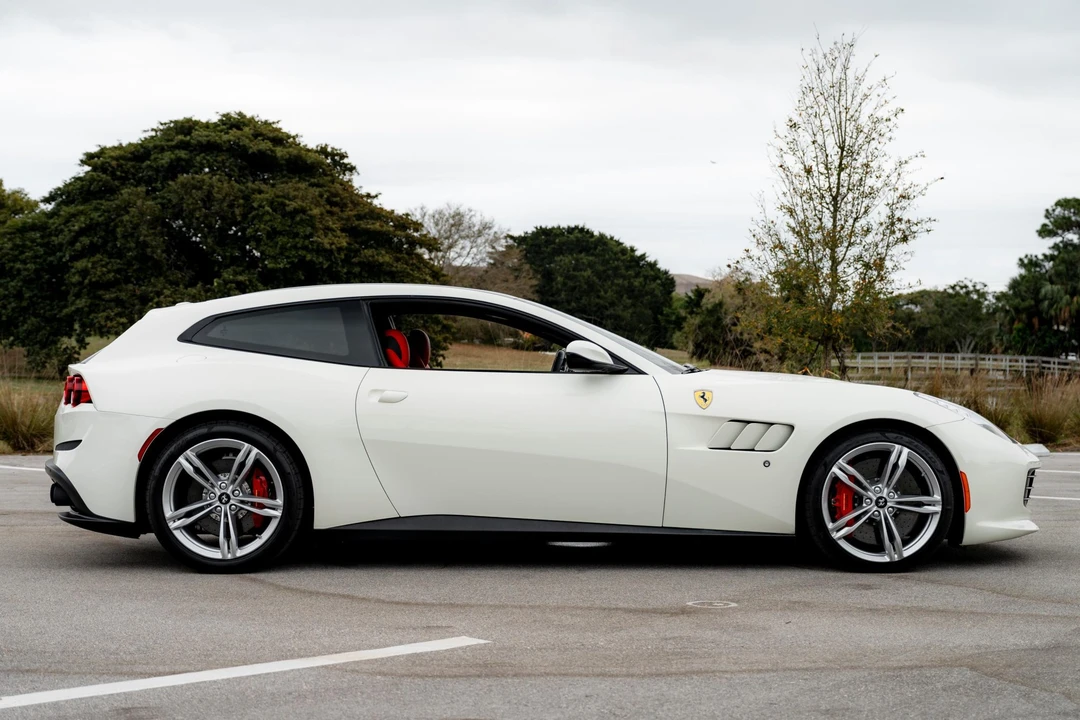 2017 Ferrari GTC4Lusso - Image 9 of 31