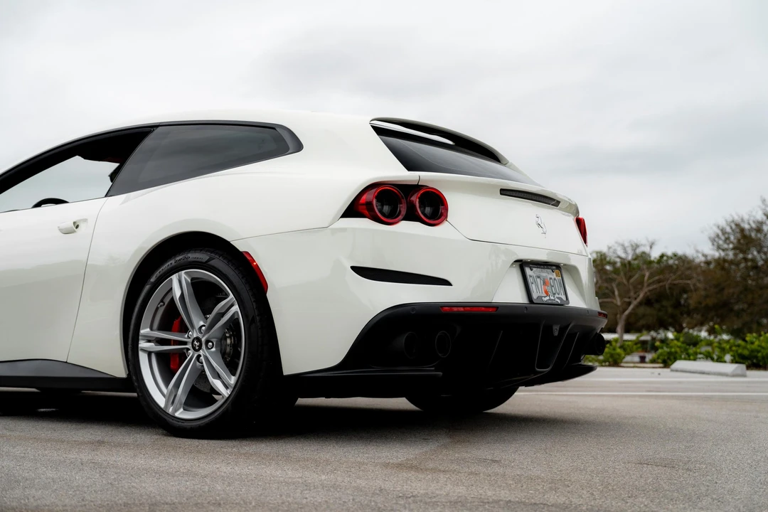 2017 Ferrari GTC4Lusso - Image 19 of 31