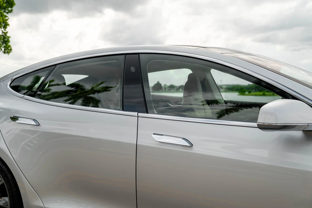 2017 Tesla Model S - Image 28 of 31