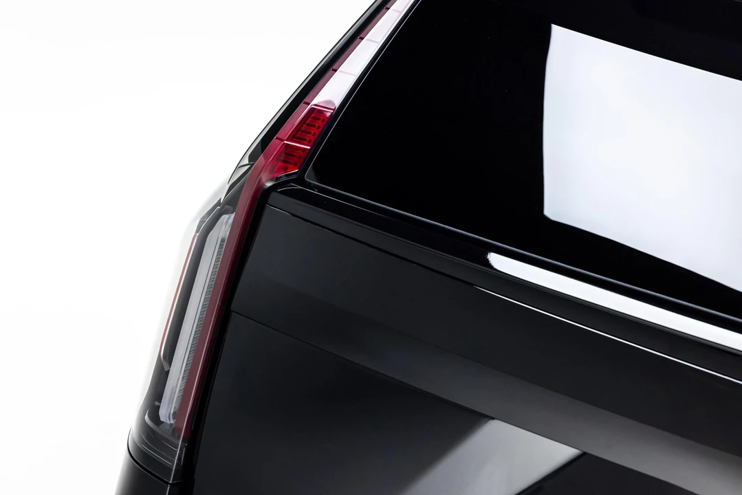 2023 Cadillac Escalade-V 5th Gen - Image 29 of 31