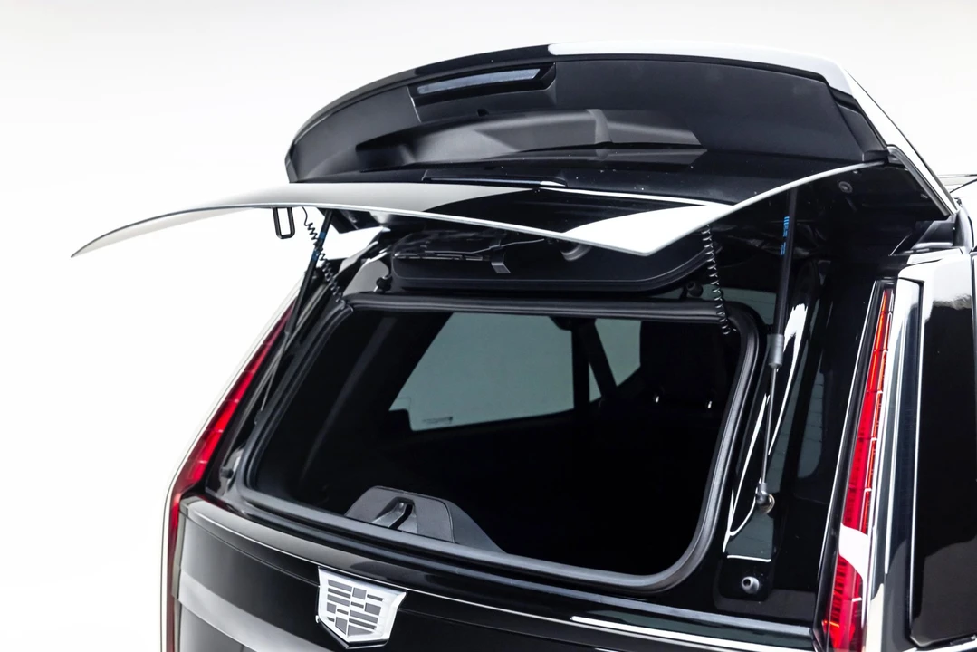 2023 Cadillac Escalade-V 5th Gen - Image 28 of 31