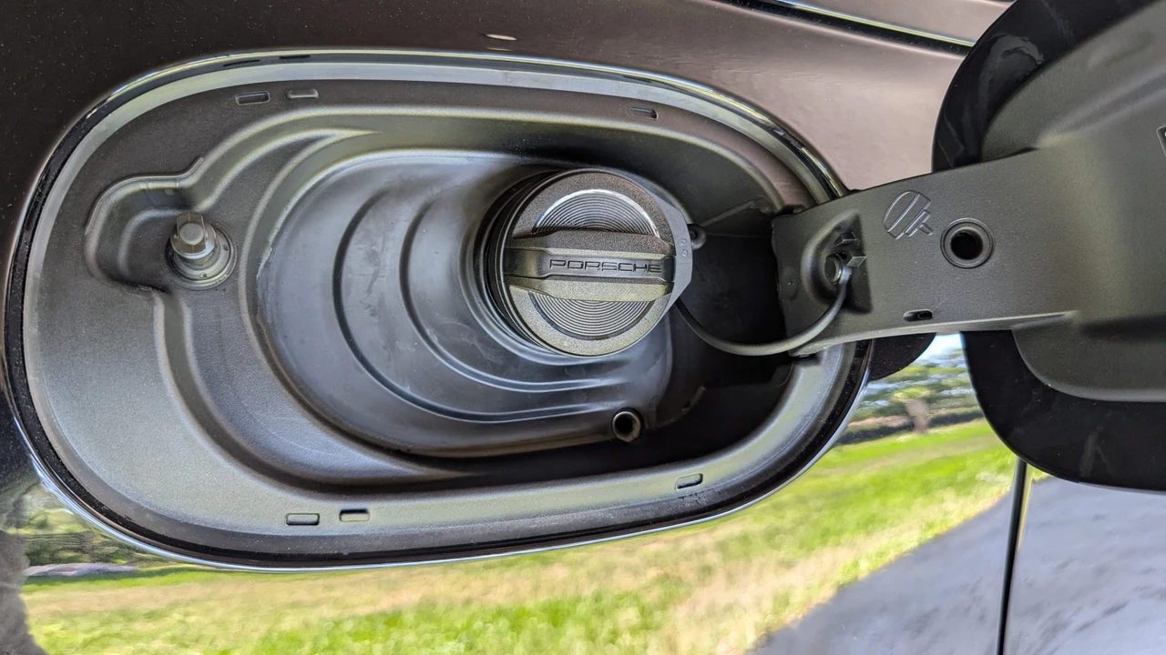 2023 Porsche 971 Panamera Sport Turismo - Image 27 of 31