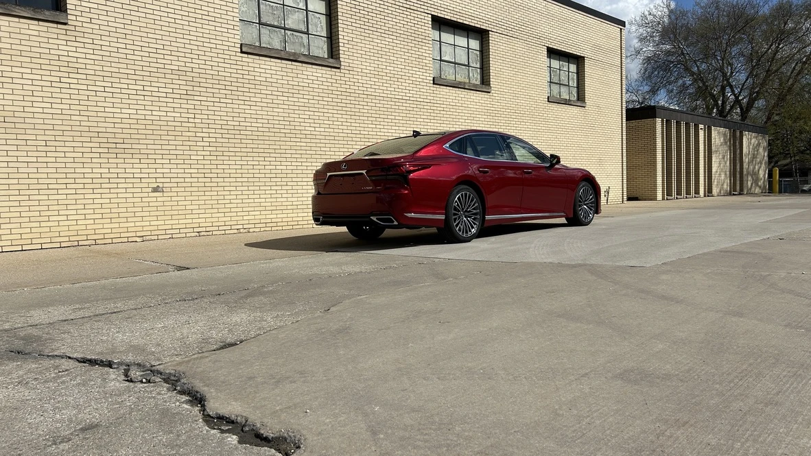 2024 Lexus LS 5th Gen - Image 25 of 31