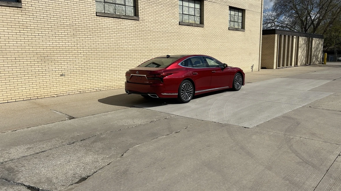 2024 Lexus LS 5th Gen - Image 26 of 31