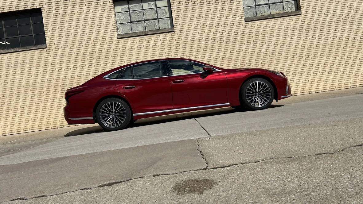 2024 Lexus LS 5th Gen - Image 28 of 31