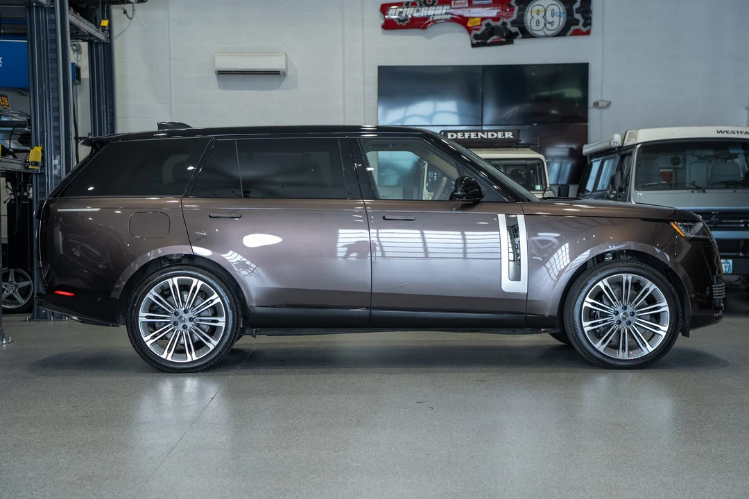 2025 Land Rover Range Rover L460 - Image 28 of 31