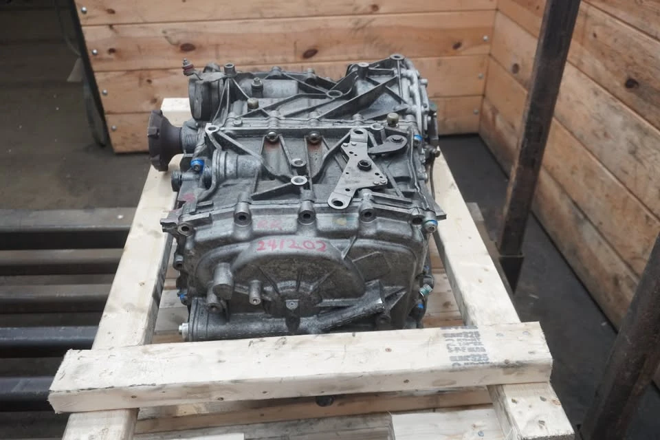 Parts & Memorabilia Gearboxes - Image 4 of 10