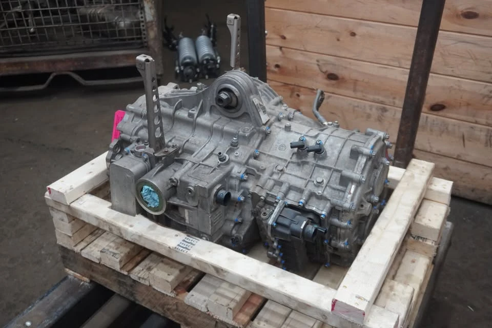 2018 Parts & Memorabilia Gearboxes - Image 3 of 10