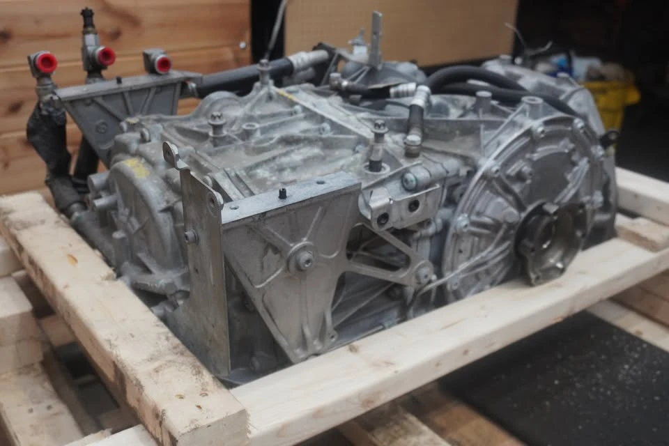 2018 Parts & Memorabilia Gearboxes - Image 6 of 10