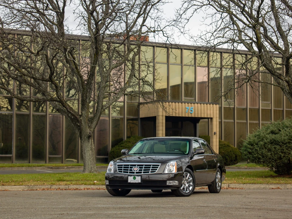 2009 Cadillac DTS - Image 2 of 31